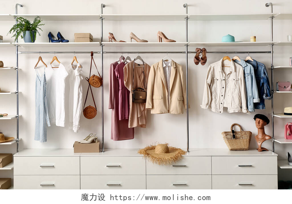 白色背景墙下的衣挂和柜子精品店时尚女装、女鞋及配饰